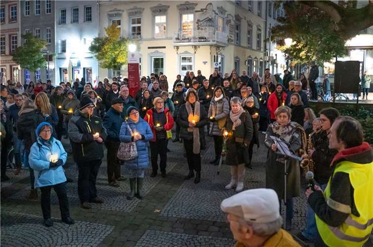 Auftakttreffen zum Schweigemarsch am Florinsmarkt mit Begrüßung und musikalischer Einstimmung. Foto: SCH