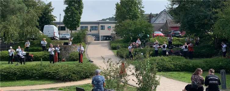 Auftritt bei den Hofflohmärkten mit Abstand.Quelle: Burgbläser Rheinbreitbach