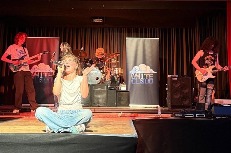 Auftritt der Band White Cloud