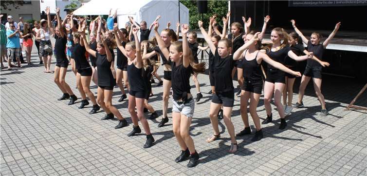 Auftritt der Lion Cheers.