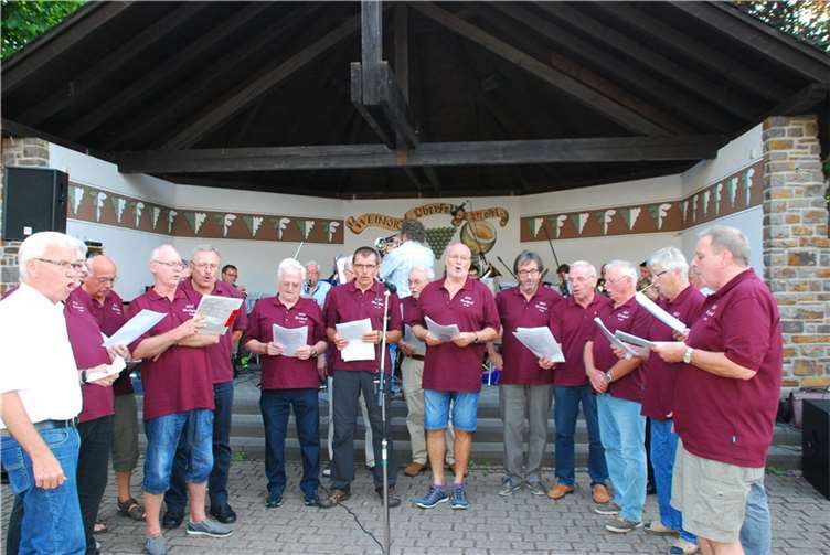 Auftritt der Oberfeller Sänger beim Dorffest. Foto: Jürgen Sabel