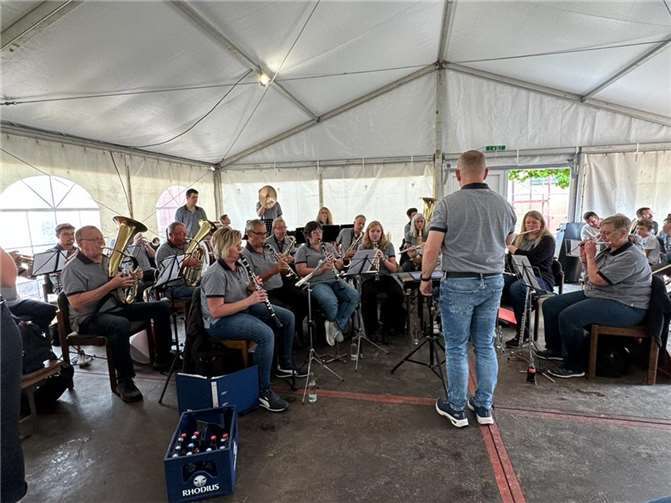 Auftritt der Stadtkapelle Münstermaifeld bei der Kirmes in Welling.  Fotos: privat