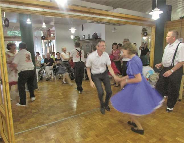 Auftritte der Hobbytanzgruppe „Jukebox Angels“ präsentierten Tanzeinlagen.