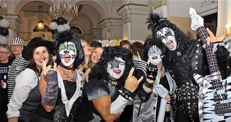 Aufwändig gestyltes Kiss-Revival – Black & White-Fans lassen sich immer wieder etwas einfallen.