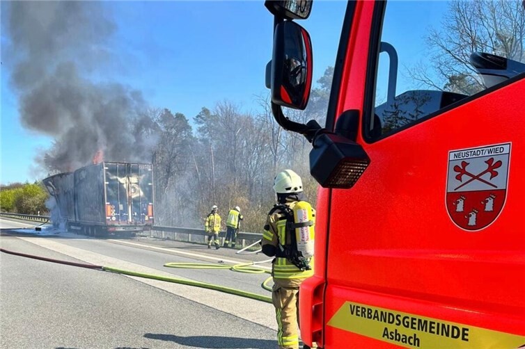 Aufwändige Löscharbeiten am Dienstagnachmittag auf der A3.