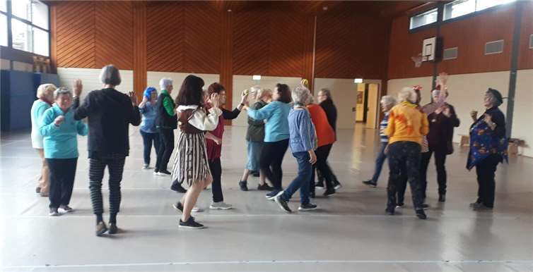 Aufwärmen in der großen Halle mit verschiedenen Schritten, Armbewegungen und ein kleines Ballspiel, bevor es auf die Stühle ging. Foto: privat