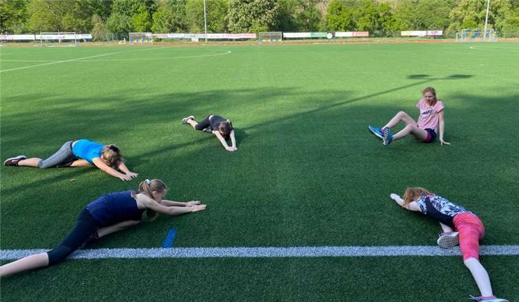 Aufwärmen mit Abstand. Fotos: privat