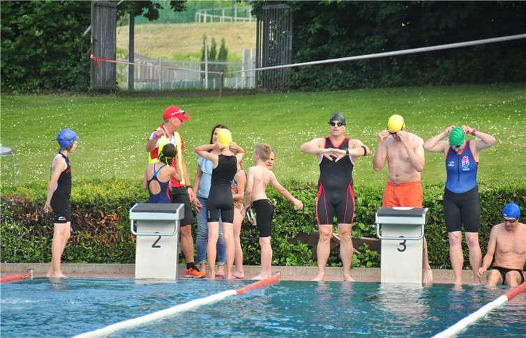 Aufwärmen zum Schwimmwettkampf.