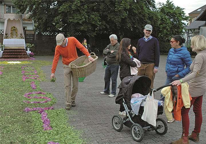 Aufwendig geschmückt wird der Altar auf dem Gottfried-Velten-Platz.
