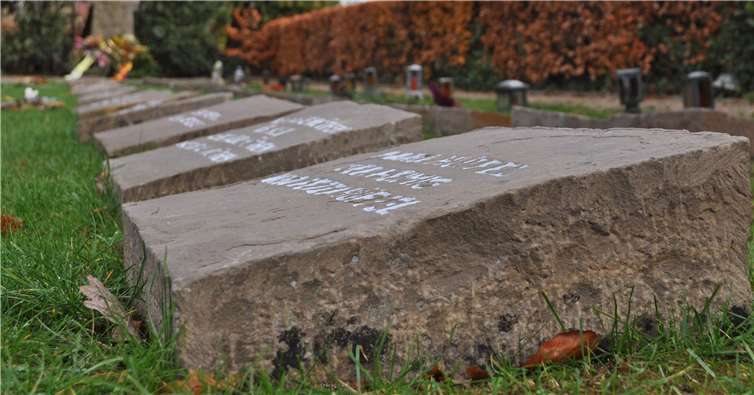 Aufwendig restauriert wurden die Gedenksteine auf der Kriegsgräberstätte des Alten Friedhofs an der Bonner Straße.Stadt Meckenheim