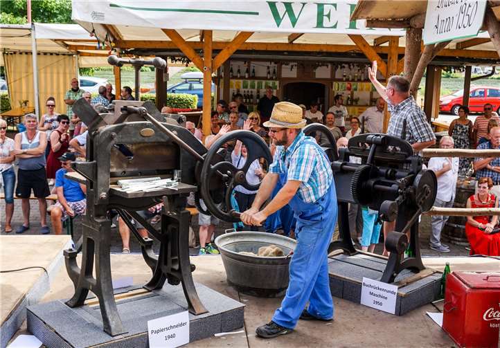 Aufwendig war der Motivwagen mit der Druckerei von 1950, von ihm aus wurden druckfrische Liederzeilen verteilt.