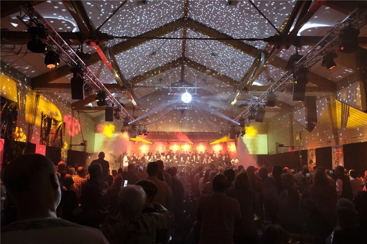 Aufwendige Dekoration, professionelle Licht- und Tontechnik sowie überraschende Inszenierungen schaffen eine besondere Konzertkulisse.