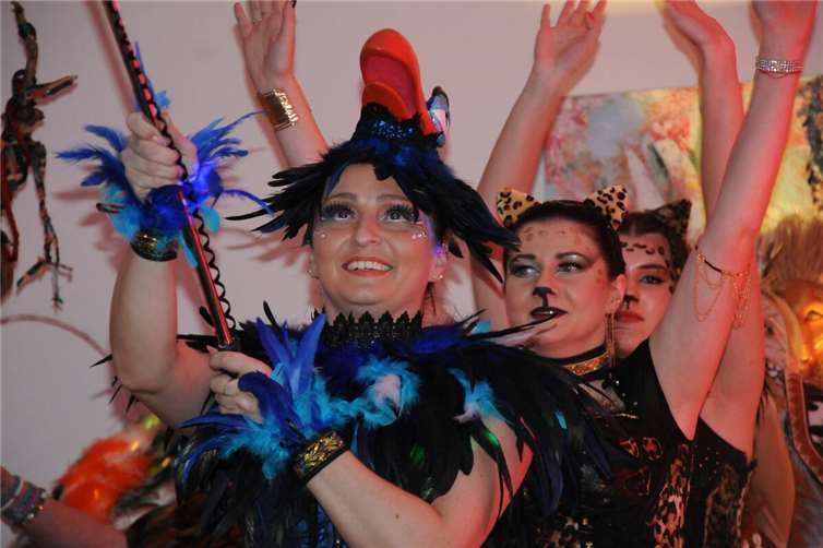 Aufwendige Kostüme für die Showtanzgruppe.