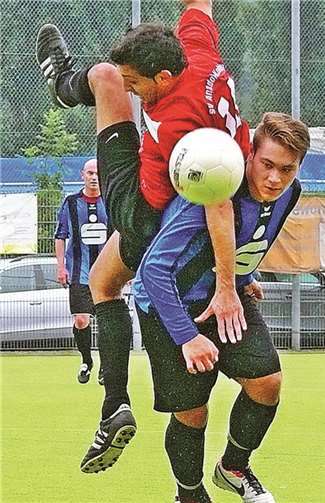 Augen auf und durch - Marco Lorch (r.) im Zweikampf mit Dogan Cevik. Michael Wald