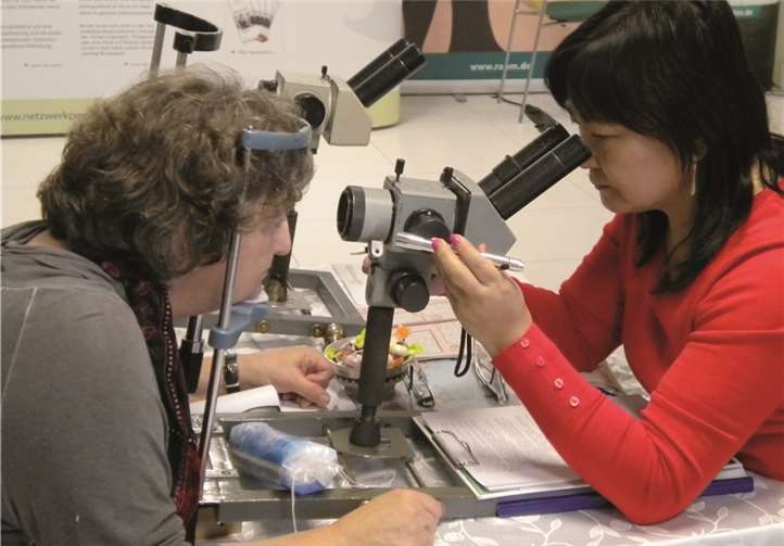 Augenmessungen werden heute vielfach von Optikern vorgenommen. privat