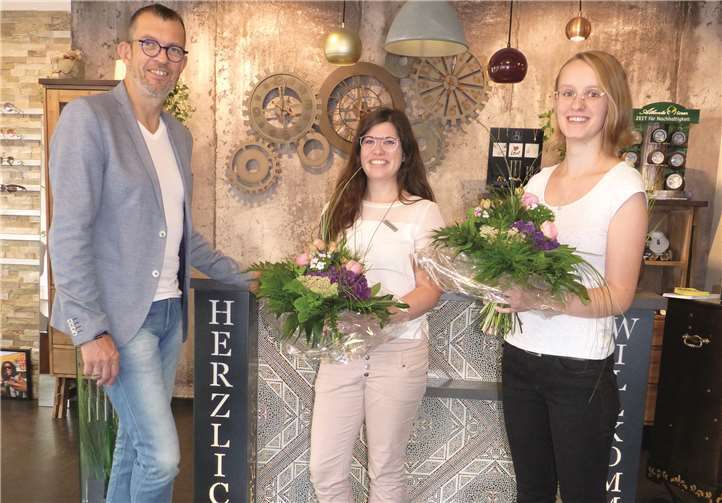 Augenoptikermeister Ulrich Rawert begrüßte die beiden neuen Auszubildenden Lea Mevißen (re.) und Stefanie Körfgen mit je einem Blumenstrauß. Foto: -FRE-