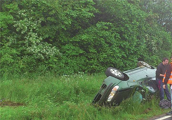 Augenscheinlich kam der Fahrzeugführer des Unfallwagens mit leichten Blessuren davon. An seinem Pkw entstand erheblicher Sachschaden.TE