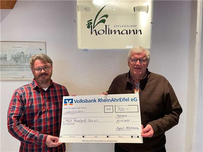 August Hollmann überreichte Andreas Kerner einen Scheck in Höhe von 700 Euro.Foto: privat