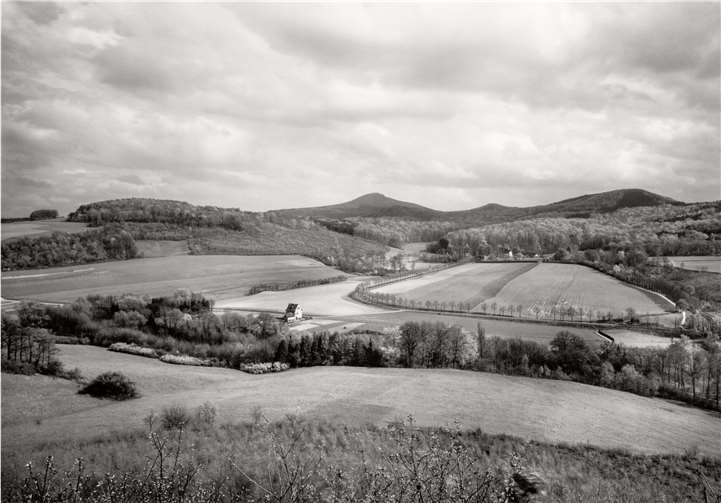 August Sander: Gelände um Heisterbach, vor 1934. Die Photographische Sammlung/SK Stiftung Kultur –August SanderArchiv, Köln; VG Bild-Kunst, Bonn, 2018