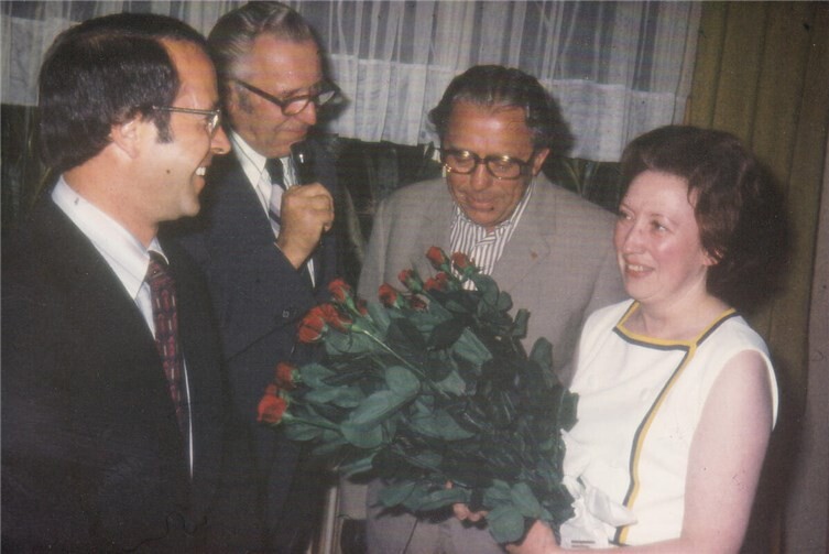 August Werres  überrichte der Vereinswirtin Annemie Leuer zum 50-sten Blumen