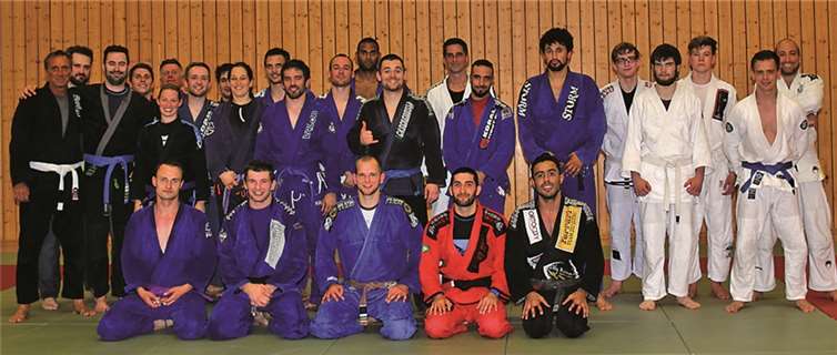 Augusto Ferrari (vorne rechts) ließ Seminarteilnehmer aus ganz NRW an seiner Erfahrung im BJJ teilhaben. Viktor Dirksen