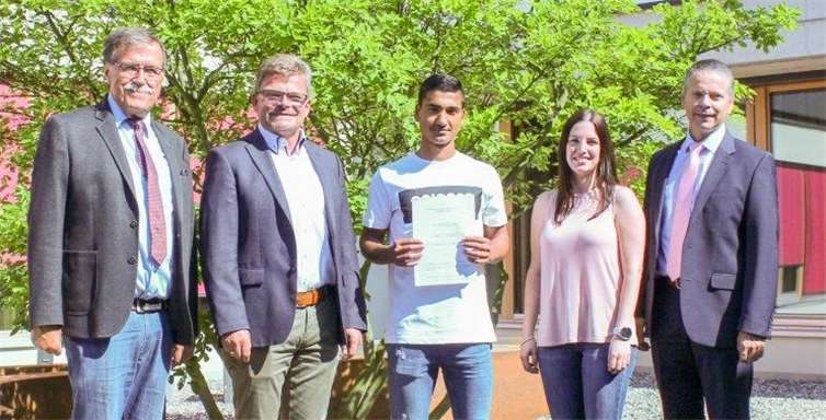 Aurel Qemalli (Mitte) freut sich auf seine anstehende Ausbildung im Freibad Pellenz.Foto: privat