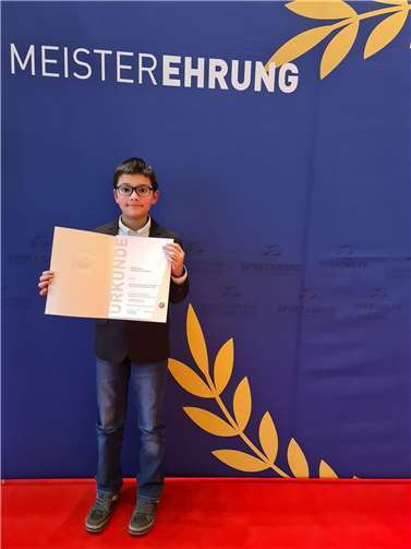 Aurelian Lam mit seiner Urkunde. Foto: privat