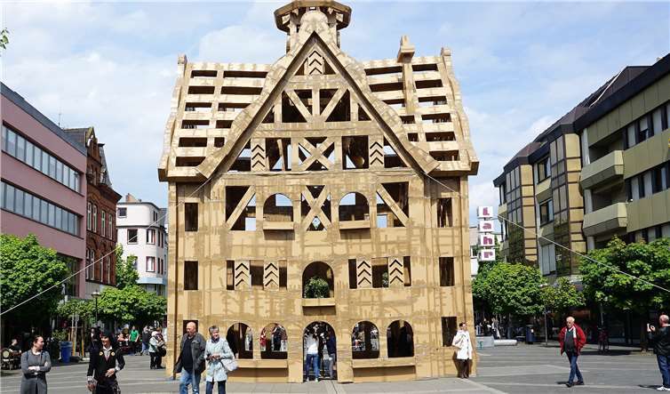 Aus 1.200 Pappkartons lies Künstler Olivier Grosseteteeinen Nachbau des Engerser Rathaus entstehen.