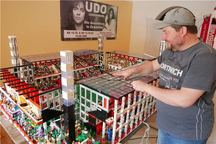 Aus 500.000 Legosteinen hat Stefan Kurenbach alias „Kuri“ das Rhein-Energie-Stadion des 1. FC Köln nachgebaut und ist zu 90 Prozent fertig mit der Bauarbeit.  Fotos: CD