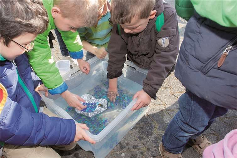 Aus Alufolie konnten die Kinder Boot bauen und dann mit Murmeln beladen. Welches Schiff trägt mehr Murmeln?