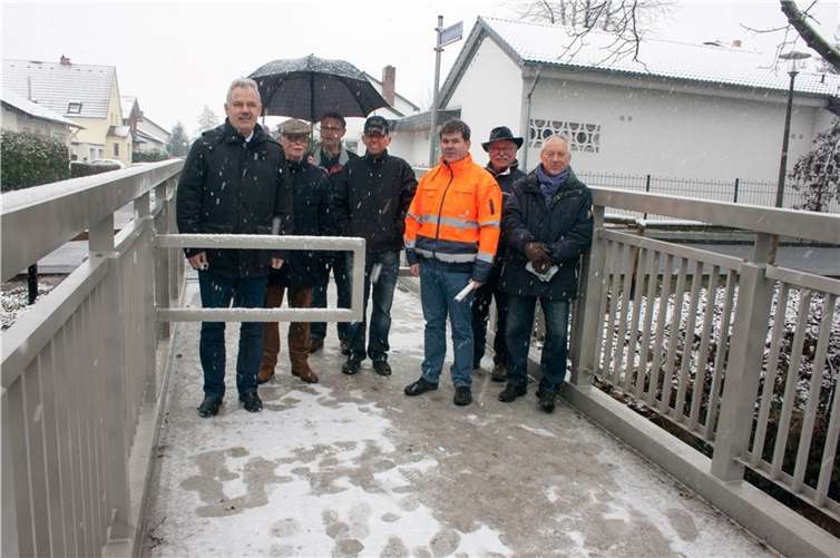 Aus Aluminium ist die neue Brücke über den Gräbbach in Rheinbach, die jetzt von Bürgermeister Stefan Raetz (l.) für den Verkehr freigegeben wurde. JOST