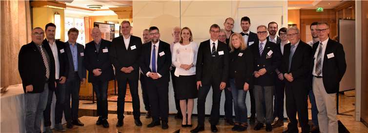 Aus Anlass der 50-Jahr-Feier waren zahlreiche Gäste anwesend, die sich mit dem Vorstand der Rudergesellschaft zu einem Foto aufstellten.Foto: privat