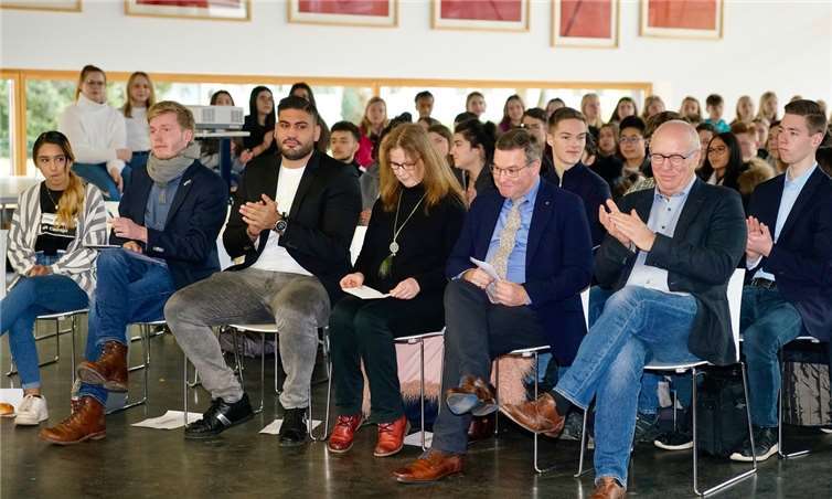 Aus Anlass der Auszeichnung traf sich die Schulgemeinschaft in der Mensa zu einem feierlichen Festakt.