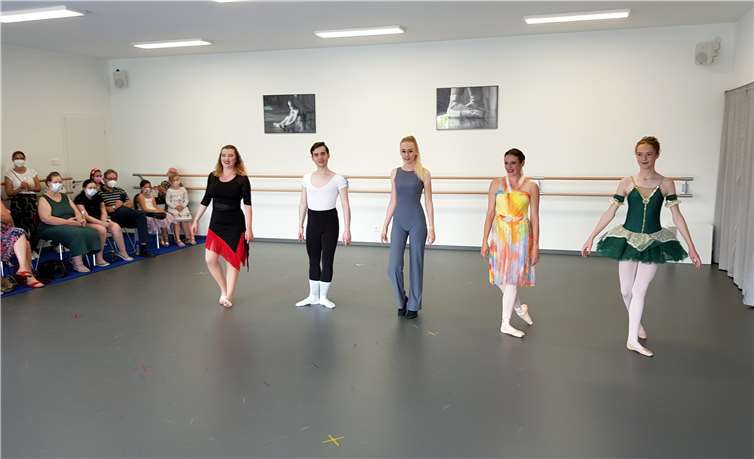Ein neues Zeitalter für die Tanzschule Dancepoint Aus Anlass der Eröffnung zeigten die Schülerinnen und Schüler von Natascha König sehenswerte Kostproben ihrer tänzerischen Ausbildung.Fotos: KH
