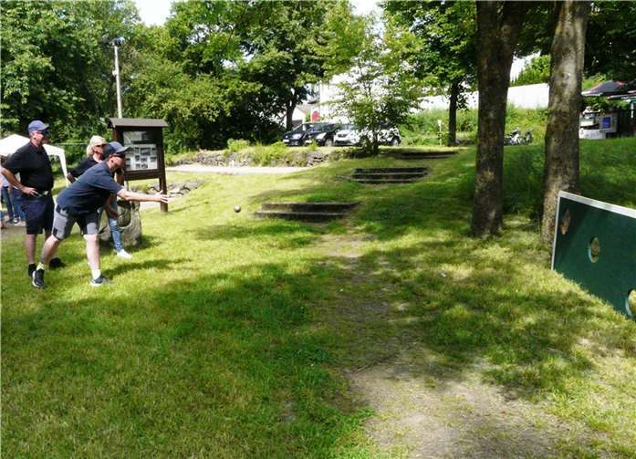 Aus Anlass der Fußball-EM mussten sich die Teilnehmer im Torwand-Schießen beweisen.