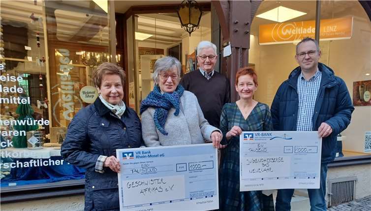 Aus Anlass der Überreichung von Geldspenden hatte der Vorstand des Vereins Eine-Welt Linz e.V. in den Weltladen eingeladen. V. li. Jutta Packenius und Ulrike Kirchhof vom Vorstand des Vereins Geschwister Afrikas, Hans-Joachim Schmitz und Jutta Förster vom Vorstand des Vereins Eine-Welt Linz, Oliver Piel, Betriebsleiter der Ahrtal-Jugendherberge Bad Neuenahr-Ahrweiler.Foto: Eine-Welt Linz