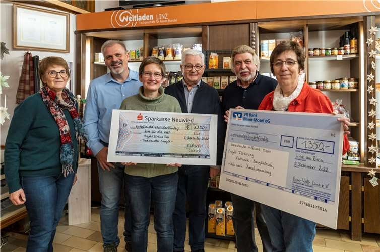 Aus Anlass der Überreichung von zwei Geldspenden hatte der Vorstand des Vereins Eine-Welt Linz e.V. in den Weltladen eingeladen. Von links: Vorstandsmitglied Gisela Bach, stellv. Vorsitzende Andreas Mönig und Annette Förster, Vorsitzender Hans-Joachim Schmitz, Vorstandsmitglied Peter Gillrath, Gemeindereferentin Ursula Monter von der kath. Pfarrei St. Marien Linz an Rhein und Höhe für die Hilfsorganisation missio. Verhindert beim Pressetermin war Presbyter Dr. Tobias Kador von der Evang. Trinitatis Kirchengemeinde für die Hilfsorganisation Brot für die Welt.  Foto: Verein Eine-Welt Linz e.V./Heinz-Werner Lamberz