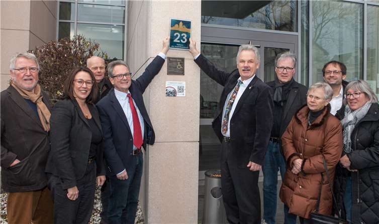 Aus Anlass des Doppeljubiläums können die Bürger ihre Verbundenheit zu den beiden Institutionen mit dem Kauf einer gläsernen Hausnummer demonstrieren.JOST