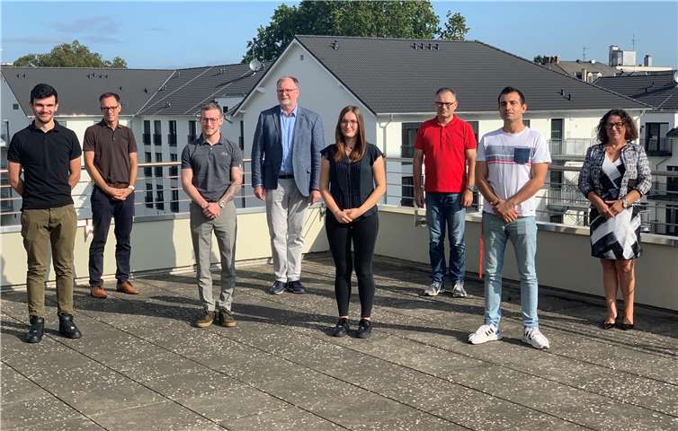 Aus Azubis werden Fachkräfte: (Vorne v.l.n.r.): Justin Lippold, Lucas Beissweger, Lea Fink, Orkhan Samadov und Sarah Daun (fehlt a. d. Bild) haben ihre Ausbildung die der Agentur für Arbeit erfolgreich abgeschlossen. Es gratulierten: (hinten v.l.n.r.) Jens Neuroth (Bereichsleiter), Karl-Ernst Starfeld (Agenturchef), Norbert Luda (Personalrat) und Birgit Kelter (Ausbildungsleiterin).Foto: Agentur für Arbeit Neuwied