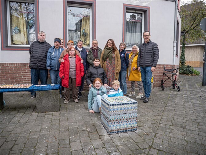 Aus Grau wird Bunt: Drei weitere Basaltquader in der Innenstadt wurden wurden jetzt in farbenfrohe Kunstwerke verwandelt. Das Foto zeigt Projektteilnehmende und Unterstützer bei der offiziellen Übergabe.  Foto: Achim Gottschalk