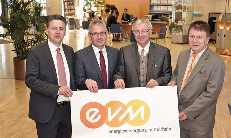 „Aus KEVAG und EVM wird ab 1. Juli 2014 die neue evm. Vorgestellt wurde die Marke und das dazugehörige Logo im Koblenzer Kundenzentrum der Energieversorger (v. l.): Dr. Karlheinz Sonnenberg (Mitglied der EVM-Geschäftsführung und des KEVAG-Vorstands), Josef Rönz (Vorsitzender der EVM-Geschäftsführung und Vorstandsvorsitzender der KEVAG), Prof. Dr. Joachim Hofmann-Göttig (Oberbürgermeister der Stadt Koblenz) und Gerd Thewalt (Geschäftsführer der Gasversorgung Westerwald).“EVM/Frey