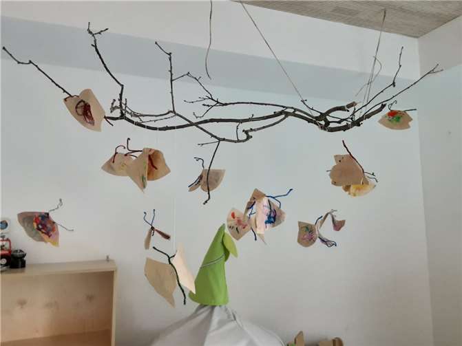 Aus Kaffeefiltern wurden Schmetterlinge gebastelt.  Foto: Haus für Kinder