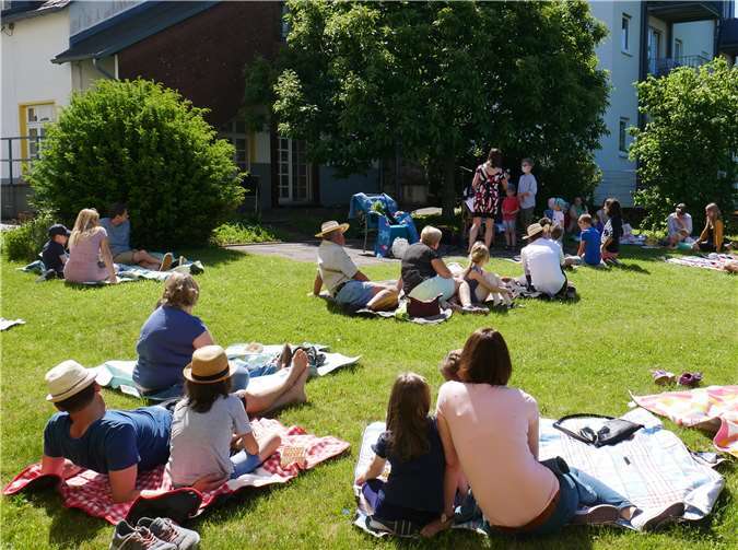 „Aus Klein wird Groß“ – unter diesem fröhlichen und hoffnungsvollen Motto hat das Team um Pastoralreferentin Inge Rocco junge Familien 28 teilnehmende junge Familien, das waren insgesamt 96 Personen, dafür begeistert, unter schattenspendenden Bäumen auf ihrer mitgebrachten Picknickdecke dem Sonntagsevangelium auf ganz andere Art und Weise zu lauschen, als es sonst in den Kirchenbänken möglich ist.Fotos: privat