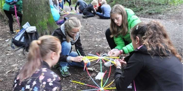 Aus Knickstäben wurden für die „Einhorn-Chroniken“ magische Kugeln hergestellt. privat
