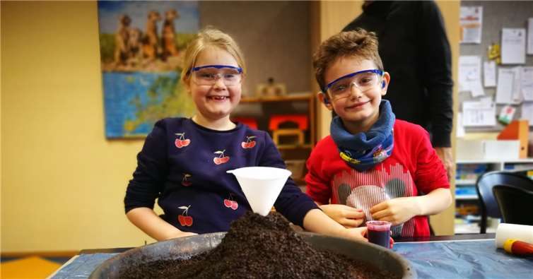 Aus Lavasand bauten die Kinder einen kleinen Vulkan nach.Fotos: privat