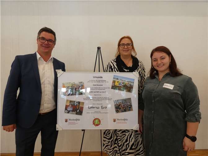 Aus Mainz brachten (von links) Bürgermeister Peter Jung, Sonja Jensen und Anna Sander neben der Urkunde für erfolgreiche jugendpolitische Arbeit auch die Zusage der Familienministerin Katharina Binz mit, das Projekt weiter zu fördern. Foto: Jonas Baatsch