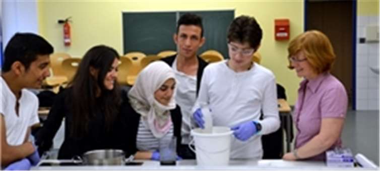 Aus Oliven- und Kokosöl und insbesondere Lorbeerblattöl wird die Aleppo-Seife hergestellt. Ruaa, Bashar und Dalchad aus Aleppo zusammen mit Amr und Ali aus anderen Teilen Syriens sowie Vedrana aus Bosnien waren begeistert bei der Arbeit.privat