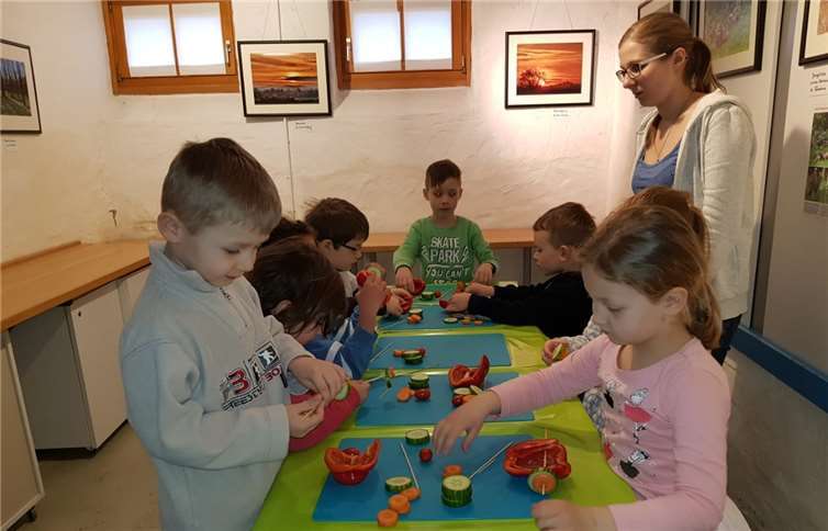 Aus Paprika, Gurken und Karotten stellten die Wackelzahnkinder einen „Gemüseflitzer“ her.privat