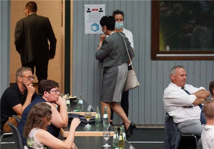 Aus Protest gegen den erneuten Abwahlantrag verlässt die AfD Fraktion die Stadtratssitzung noch vor der Abstimmung.