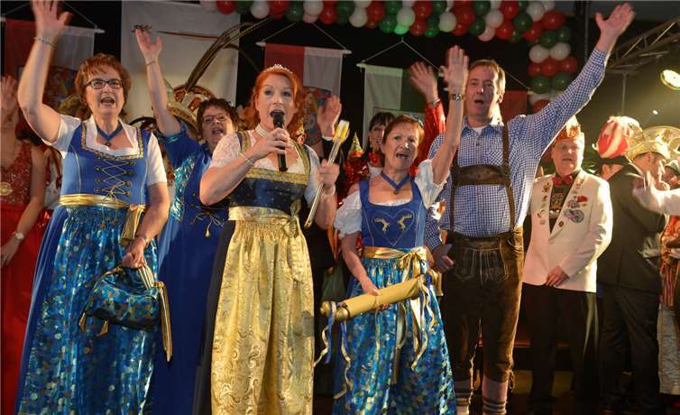 Aus Ransbach-Baumbach jubelt Kräutscheskönigin Claudia I. dem Publikum zu.